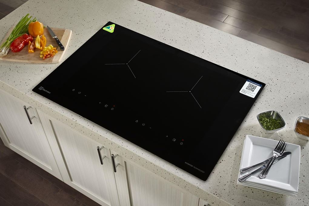 Bếp từ đôi Electrolux mặt kính đen lắp âm trên bàn bếp đá sáng màu