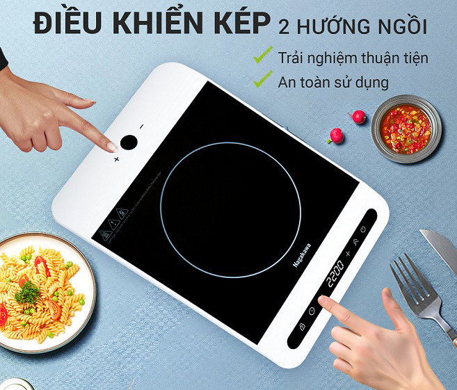 Bếp từ mặt kính đen trắng với núm xoay và bảng điều khiển cảm ứng hai bên