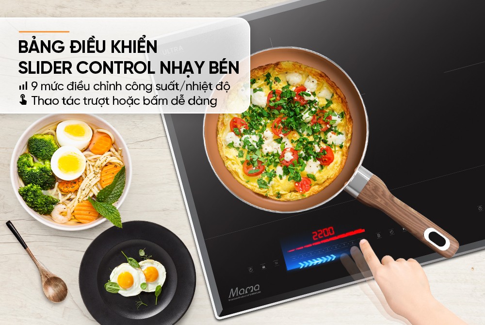 Bếp từ đơn MAMA với bảng điều khiển cảm ứng dạng trượt 9 mức công suất và nhiệt độ, đang nấu trứng trong chảo.