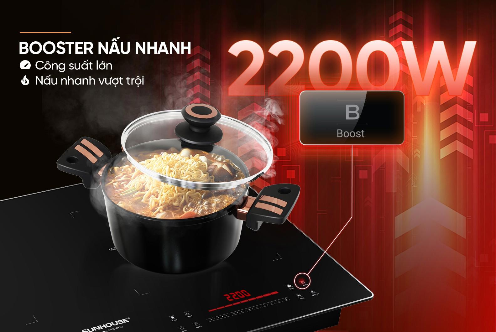 Bếp từ Sunhouse công suất 2200W với chế độ Booster nấu nhanh, đang nấu mì trong nồi có nắp kính 񟿿
