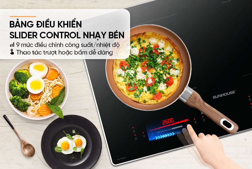Bếp từ Sunhouse với bảng điều khiển cảm ứng trượt 9 mức công suất và chảo đang nấu pizza trứng rau củ