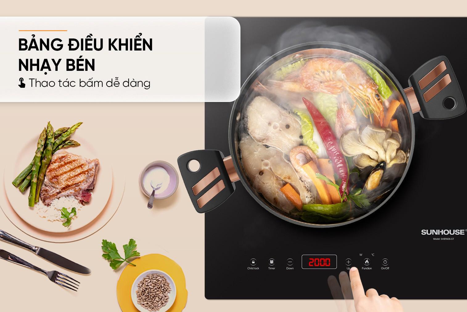 Bếp từ Sunhouse với bảng điều khiển cảm ứng nhạy, đang nấu lẩu trong nồi񎟢