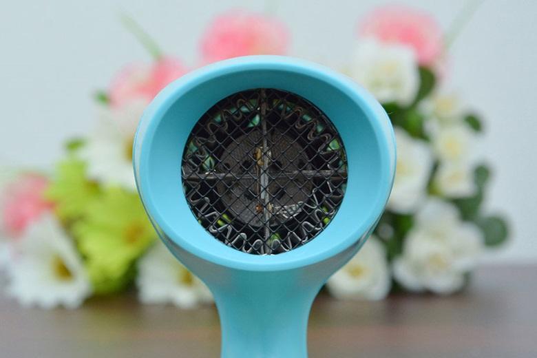 Quạt mini cầm tay màu xanh với lồng bảo vệ phía trước